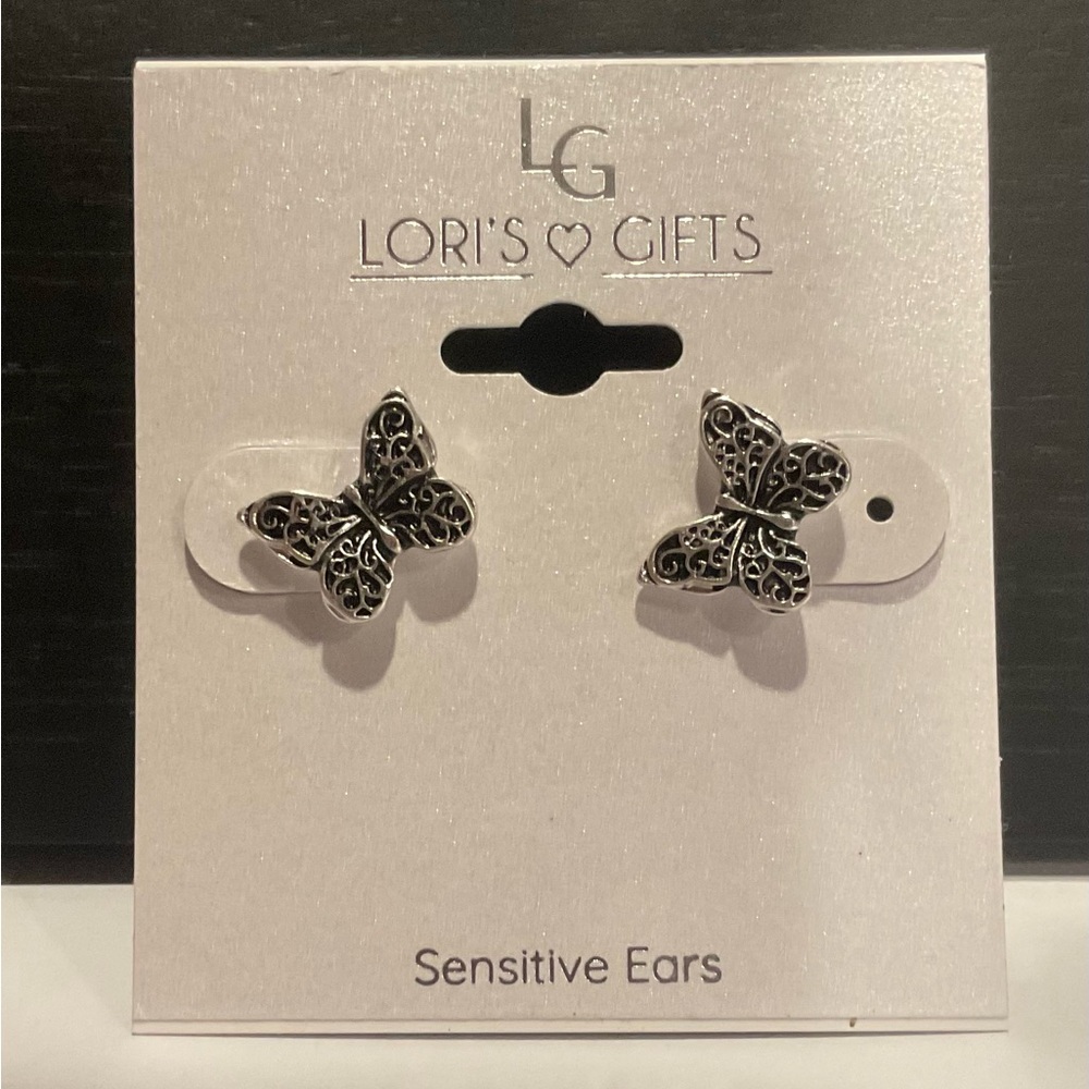 NWT LG Lori’s Gifts Womens Sensitive Ear Butterfly Silver Tone Earrings #1021